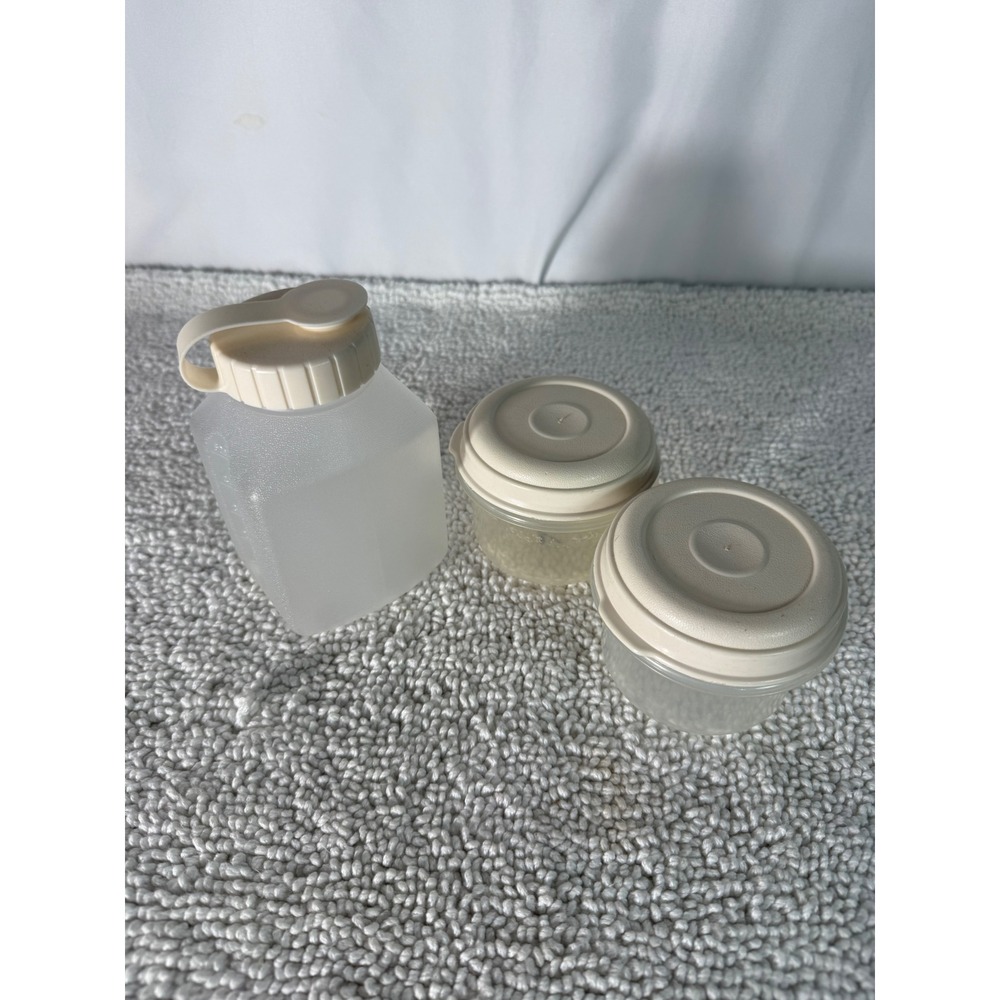 VTG Rubbermaid Servin Saver Shaker Bottle‎ and Round Storage Containers 3pc Set